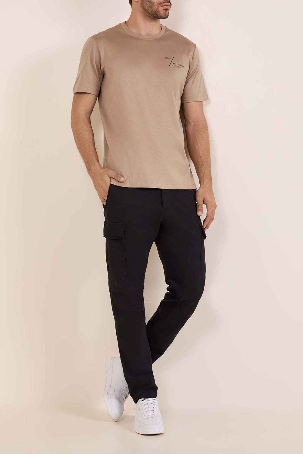 תמונת כל הלוק של חולצת טי